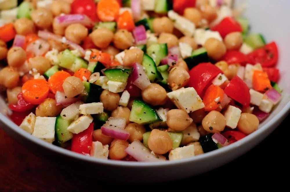 Receta de Ensalada Mediterránea con Garbanzos