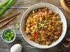 Arroz frito estilo oriental con vegetales