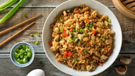 Arroz frito estilo oriental con vegetales
