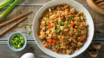 Arroz frito estilo oriental con vegetales