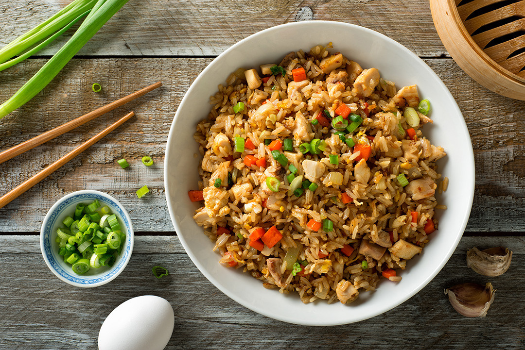 Arroz frito estilo oriental con vegetales